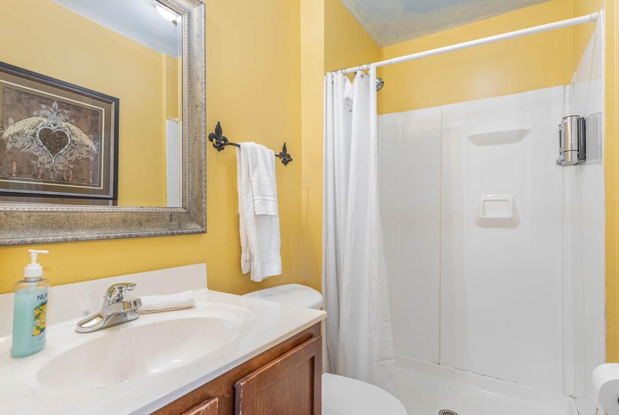 Spacious Upstairs 1Bed- Walking Distance To Beach Outlet Mall Michigan City Esterno foto
